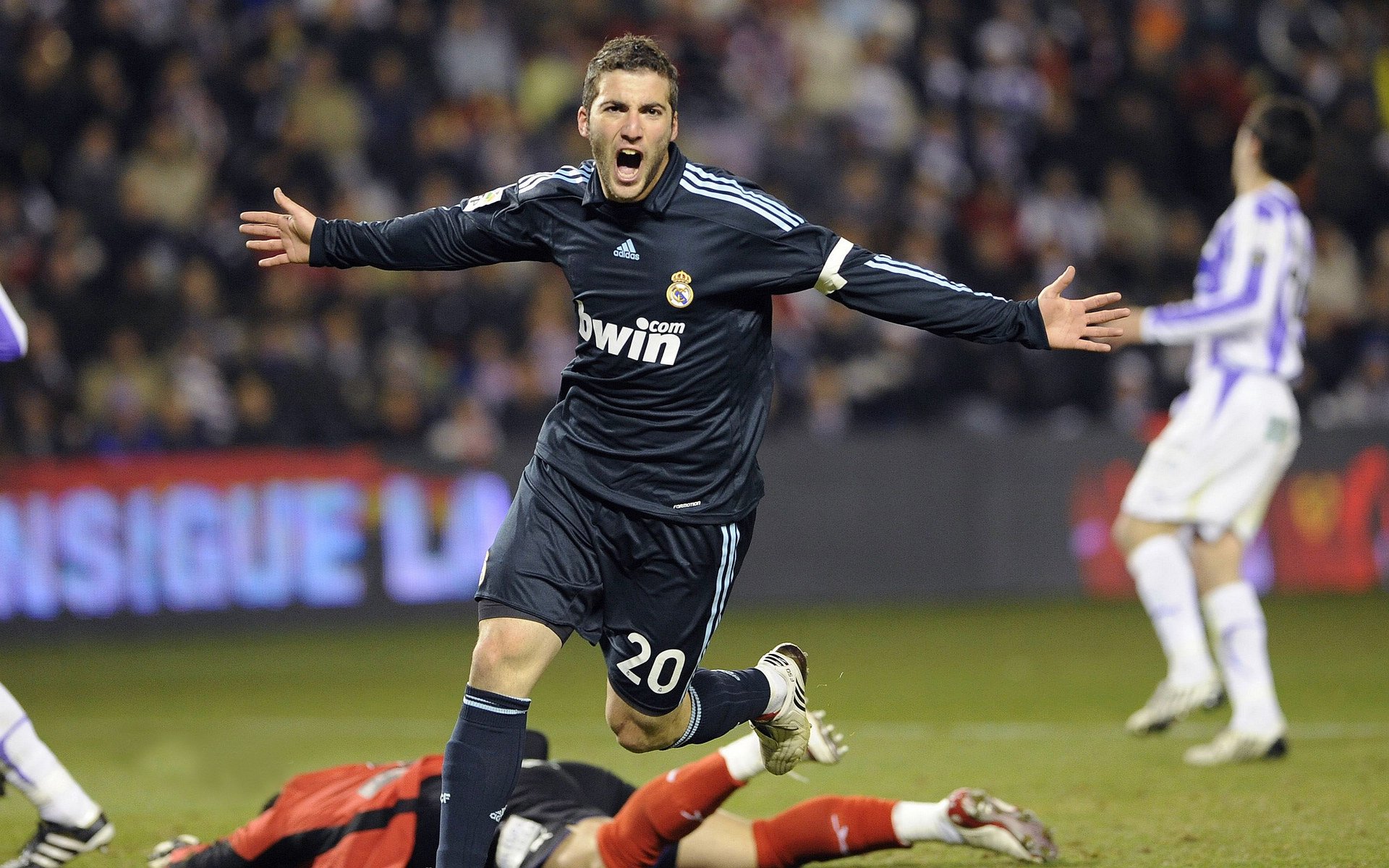 AYX官网-亚冠联赛中国队逆袭 球迷现场气氛热烈，亚冠的中国球队